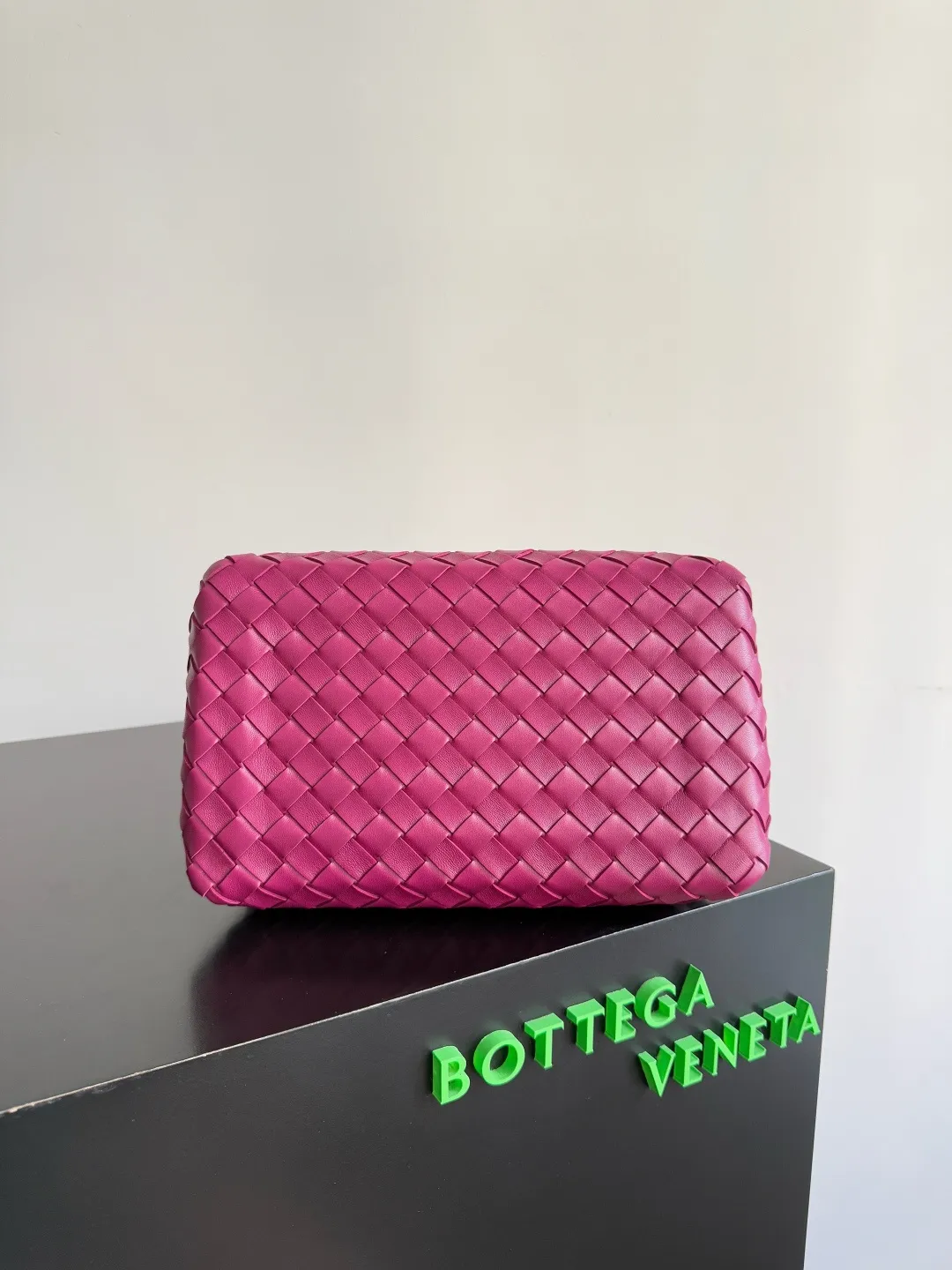 Batch 2060 BOTTEGA VENETA 2025 Autumn New Product Medium Parachuta The long-awaited new medium parachuta is here, with a unique appearance and iconic metal knots, and a whole piece of leather folds the four corners into a parachute shape! The exquisite Knot metal buckle is like putting jewelry on a bag. It is high-end and elegant. Its super capacity can hold all your things! The overall effect of this bag is very different from before. It is neither too delicate to provide a large capacity nor too bulky because of its practicality. It simply provides a perfectly suitable bag for casual and simple people👜 Style number: 835921 Size: 29.5*18.5*17.5cm